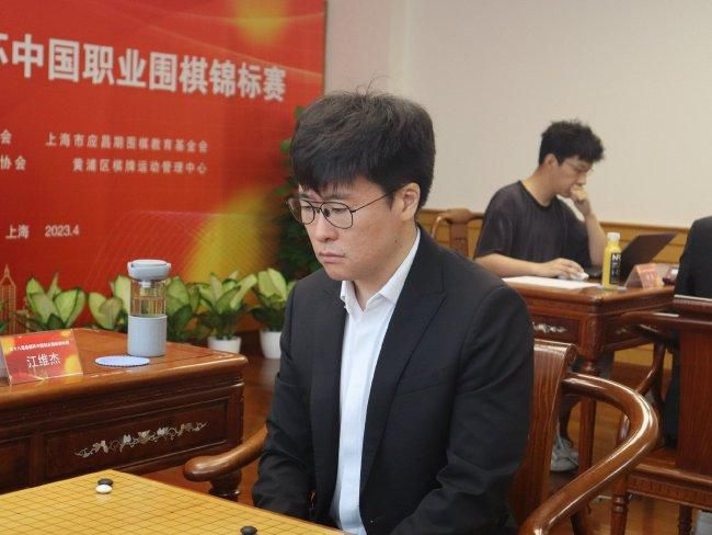 小图拉姆代表国米首发，第65分钟被换下，球迷们担心他可能受伤。